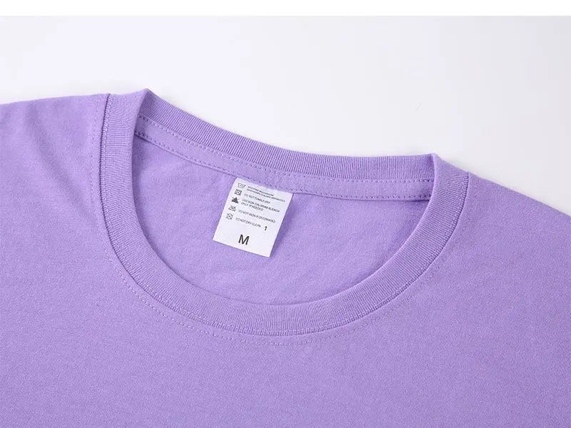 Comfortable and breathable T-shirt for both men and women, with a loose fit.