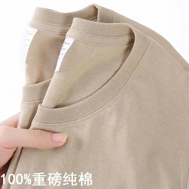 Comfortable unisex T-shirt in a solid color, ideal for hot summer days.