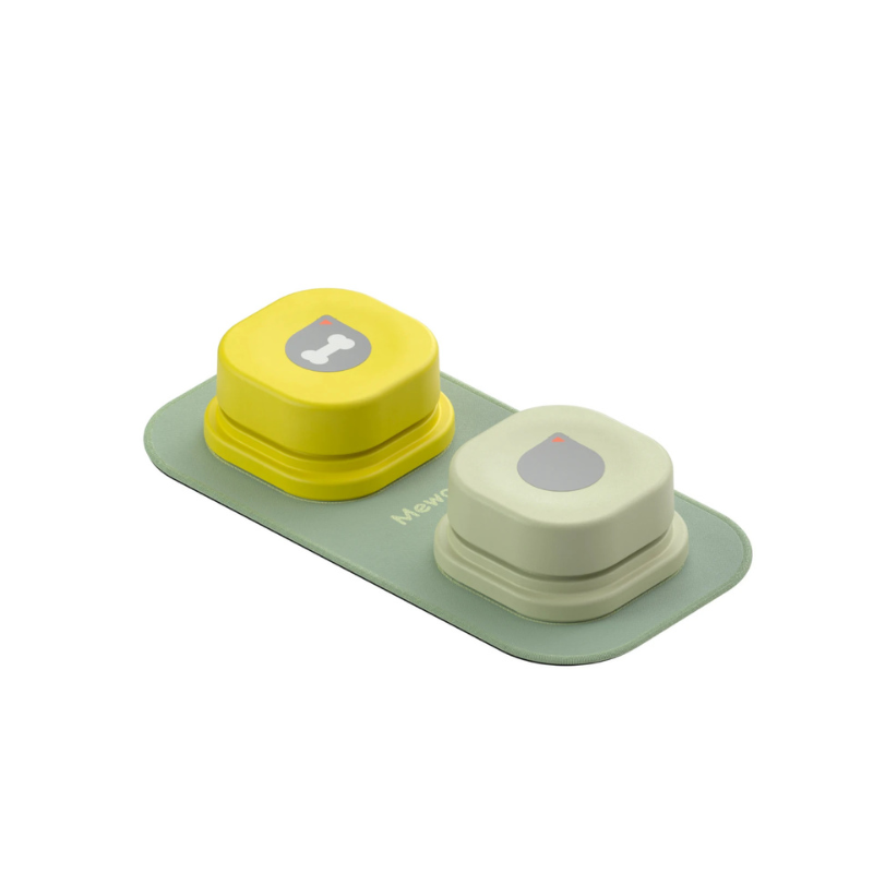 Two collapsible drink containers, one yellow and one beige, on a green base with 'Mepal' branding.