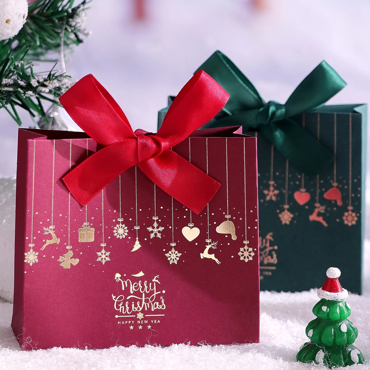 10-Piece Christmas Gift Box with Bow, Santa Claus Sleigh and Reindeer Pattern, Holiday Candy Gift Bags, Suitable for Holiday Parties