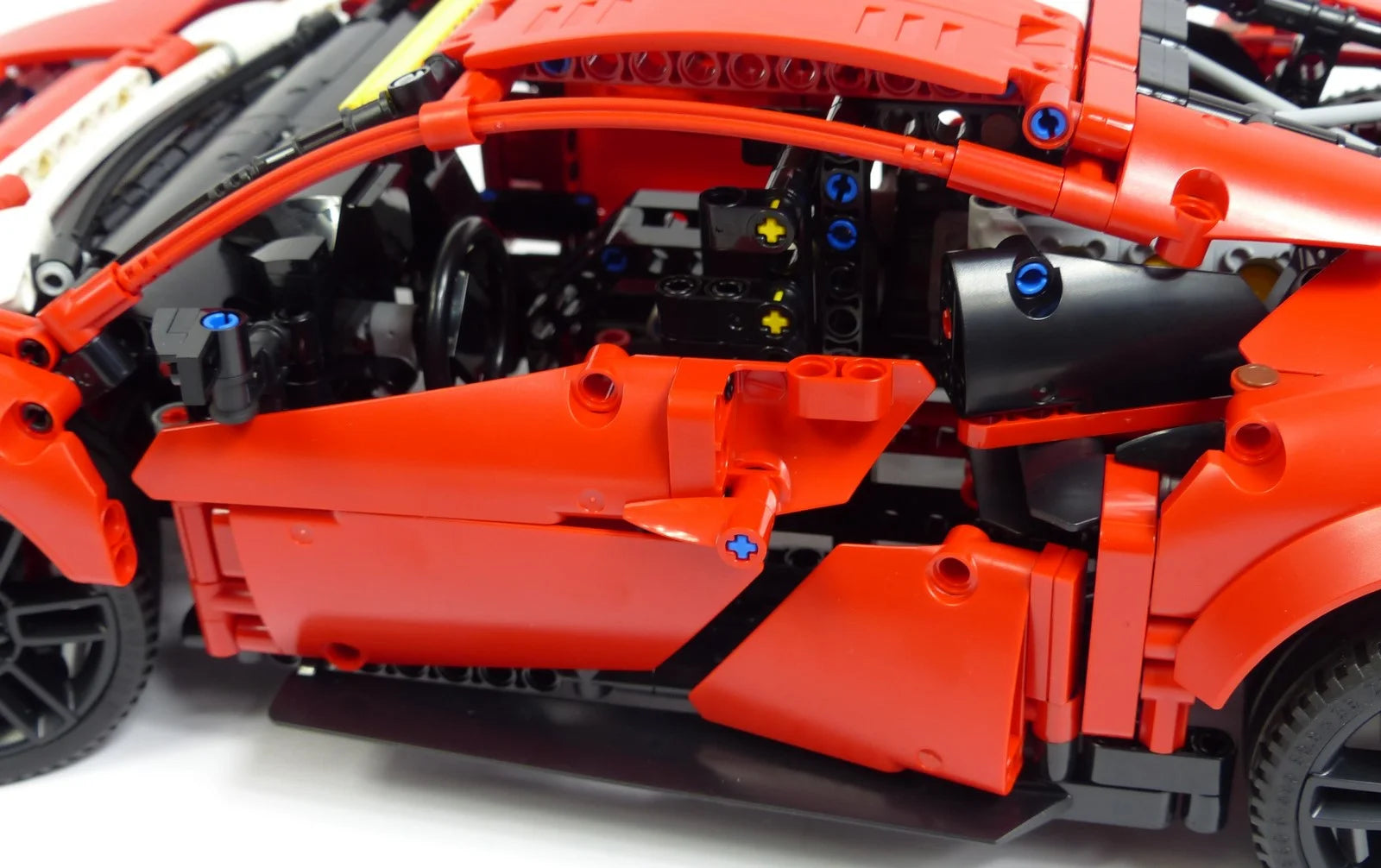 1684PCS Technical 488 GTE Champion GT Performance 1:8 Scale Racing Car Model Building Kits Sport Car Toy 42125 Collectible Decor