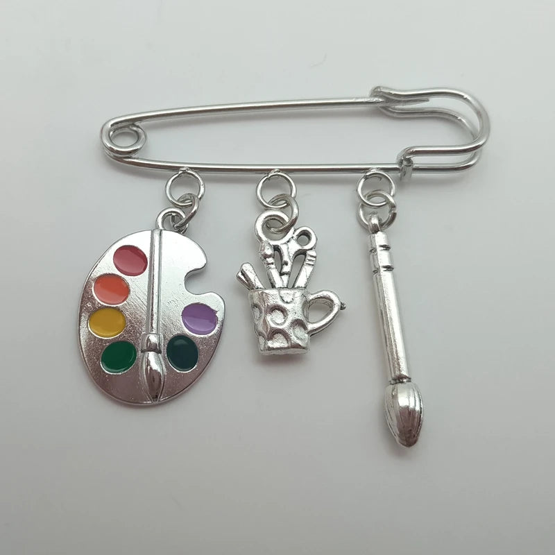 The new fashion teacher and scholar brooch will give you a lot of inspiration. Small gift brooch for teachers and students