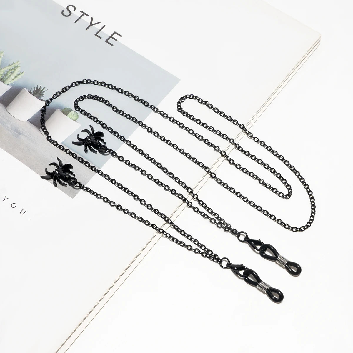 Retro black spider glasses chain men's and women's fashionable glasses holder glasses accessories, suitable for costume parties