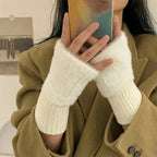 The lady's protective half-finger gloves, suitable for girls, are of a new style. They are soft and comfortable.