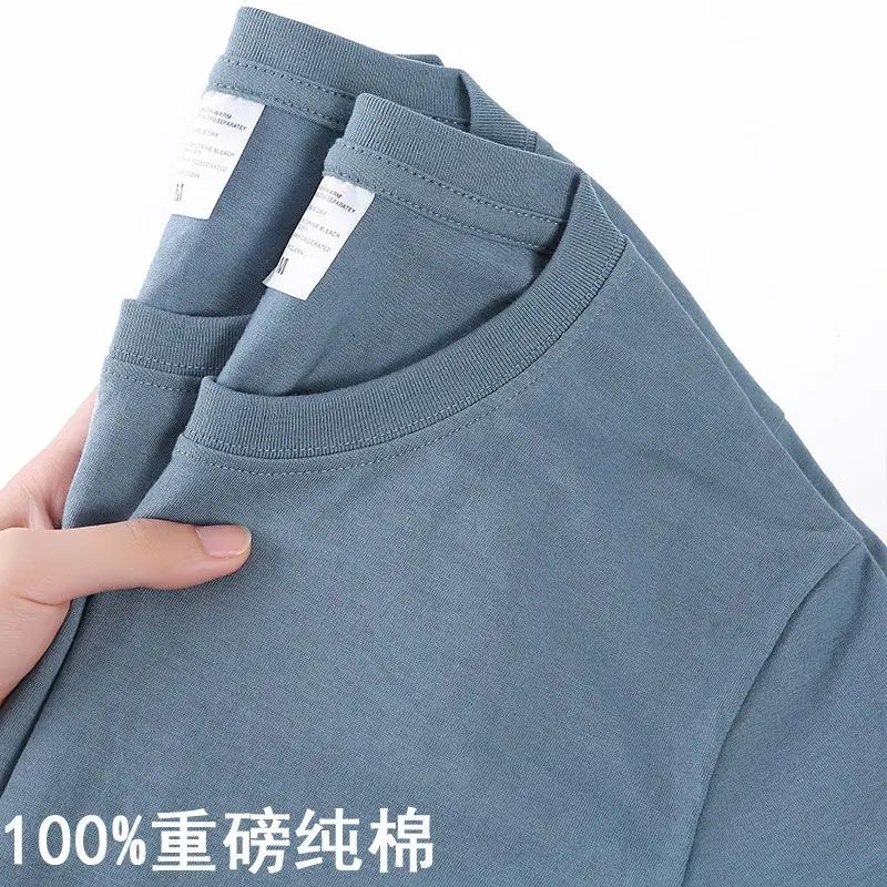 Summer-ready T-shirt for men and women, with a loose fit and soft cotton material.