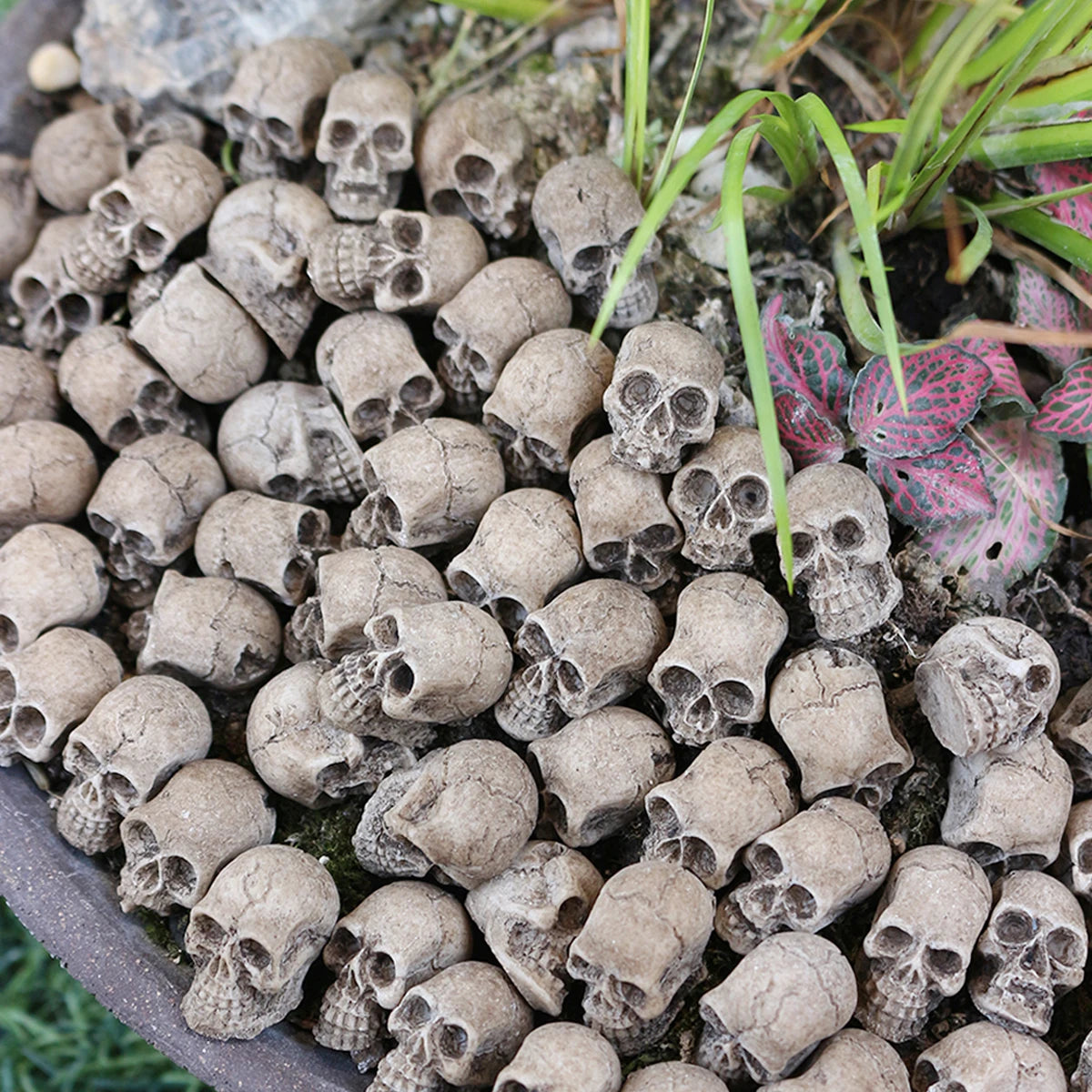Miniature Skull Garden Decor – Resin Bonsai & Gothic Craft Accent